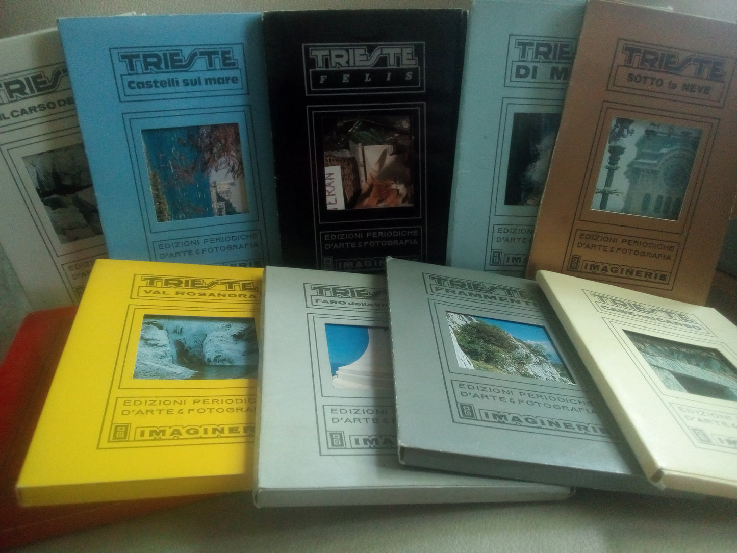 Cartoline di Trieste: 10 raccoglitori presentati da Laura Battich Isoni 1986 Trieste sotto la neve, Il carso dentro, Case nel carso, Faro della Vittoria, Val Rosandra, Muggia, Frammenti, Castelli sul mare