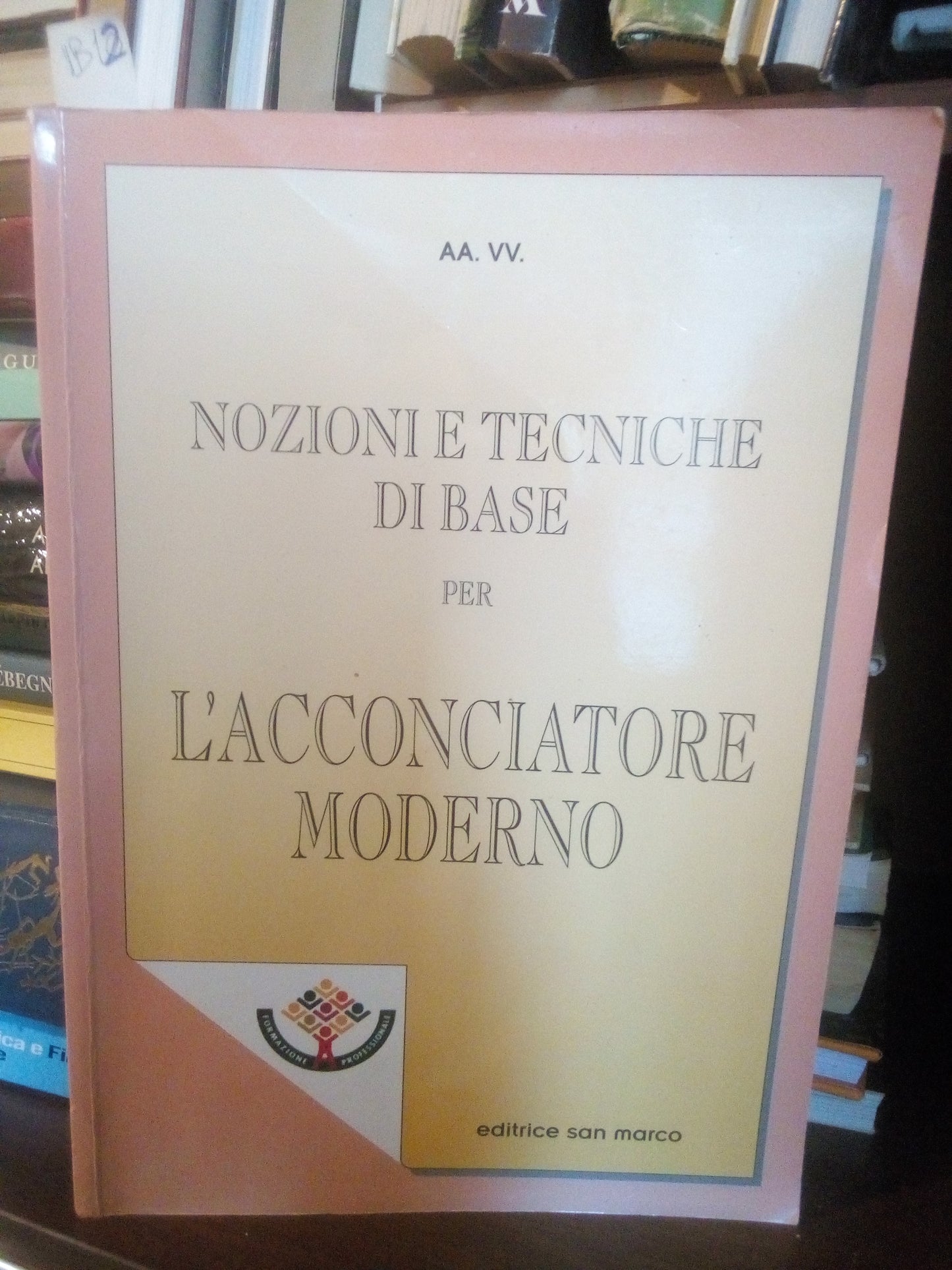 Nozioni e tecniche di base per l’acconciatore moderno. AAVV