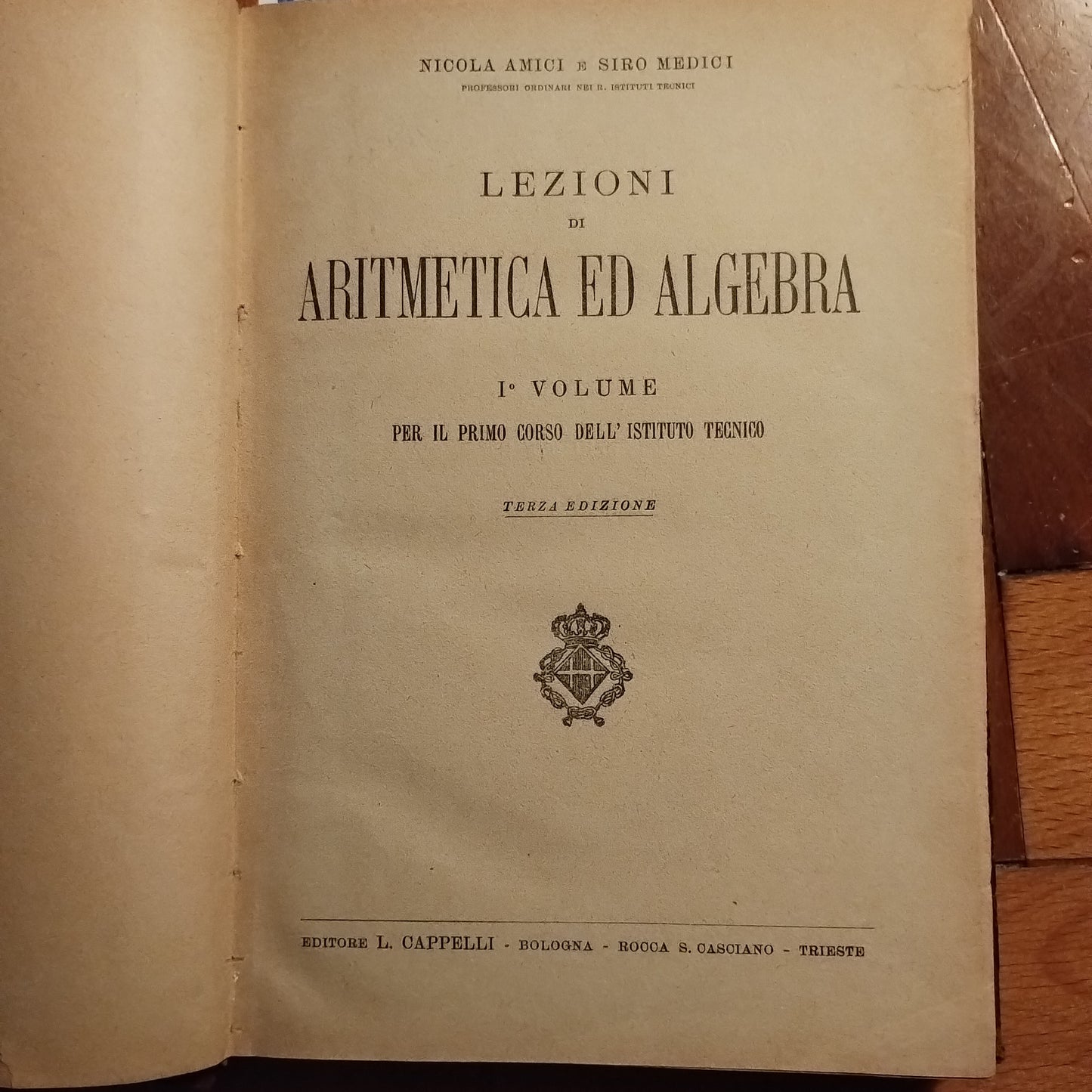 Lezioni di aritmetica ed algebra I volume 1,  Nicola Amici Sirio Medici,  Cappelli