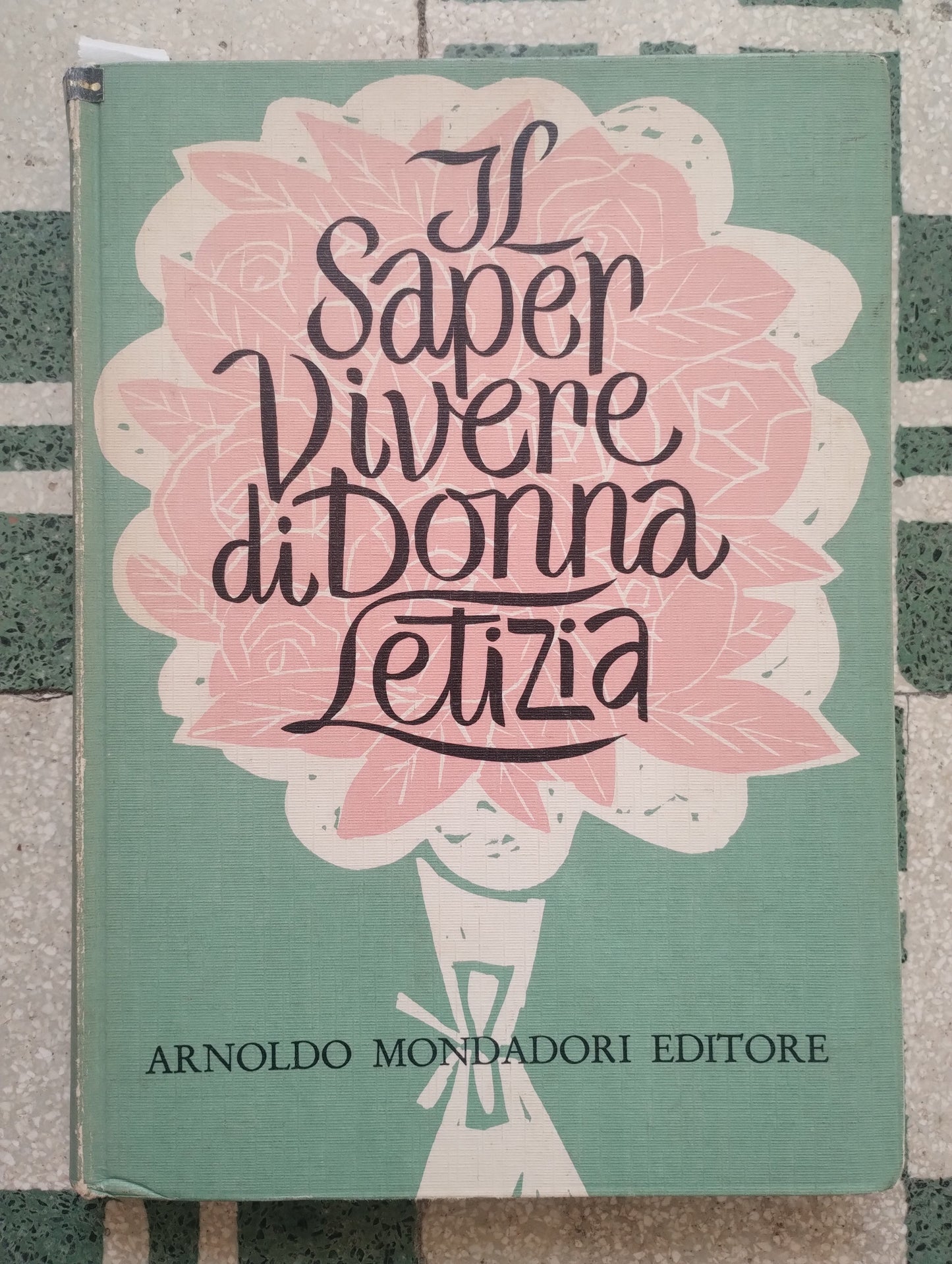 Il saper vivere. Copertina rigida 1960 di Donna Letizia